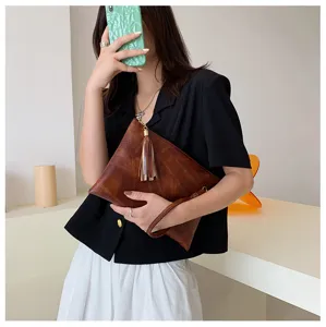 Sac pochette femme texture rétro, sac porté épaule plissé à franges mode automne hiver.