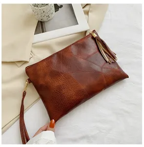 Sac pochette texturé vintage pour femme en cuir PU marron avec dragonne et gland.