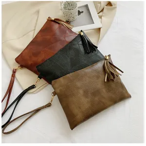 Sac pochette texture vintage avec détail de gland, sac à bandoulière élégant pour femmes.