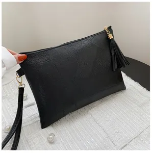 Sac à main pochette en cuir PU noir pour femme, élégant sac bandoulière texturé avec pompon.