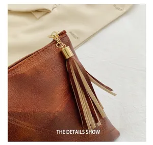 Vue détaillée de la pochette marron texturée vintage avec un élégant tirant de fermeture éclair.