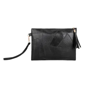 Sac à main clutch pour femme en cuir synthétique noir avec glands et texture rétro.