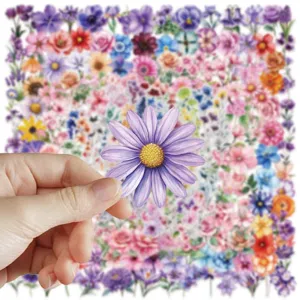 Detalle de pegatina floral transparente de PET en mano, ideal para diario y decoración DIY.