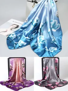 Gran pañuelo de seda con estampado floral y textura satinada suave para un estilo muy elegante.