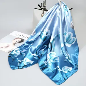 Vista detallada de pañuelo cuadrado de seda floral azul drapeado con diseño elegante y fino.