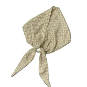 Petit foulard en soie beige à carreau avec boucle de perle élégante pour accessoire femme chic