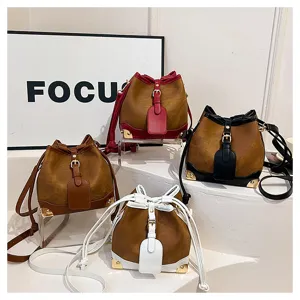Elegante Retro Eimer Tasche für Damen, PU Leder Umhängetasche mit metallenen Ecken und Gurt.