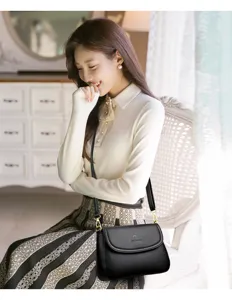 Elegante Damen Umhängetasche aus klassischem schwarzem Leder für den Alltag geeignet.