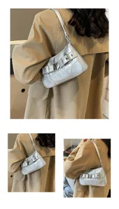 Sac porté épaule baguette argenté métallisé, design à boucles multiples, détail chic.