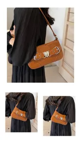Sac à épaule marron style croco tendance avec une boucle en métal en forme de cœur élégante.