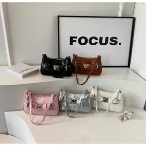 Chic sac à bandoulière effet croco avec boucle cœur métallique, sac tendance pour femmes.