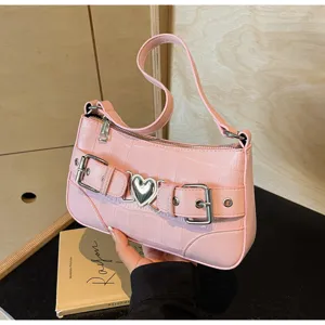 Sac à épaule rose motif crocodile sous les bras avec boucle cœur en métal détail.