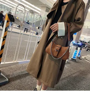 Borsa a spalla in camoscio marrone da donna, borsa baguette retrò con fibbia e catena, chic.