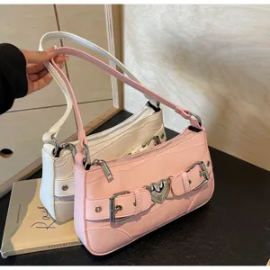 Vue détaillée du sac à épaule tendance en motif croco avec une boucle métallique en cœur.