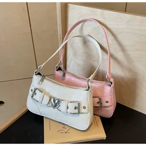 Vue détaillée du sac porté épaule chic avec motif croco et jolie boucle métallique en cœur.
