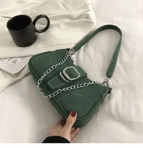 Borsa a spalla in denim verde scuro con elegante catena argentata e grande fibbia.
