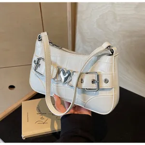 Élégant sac à épaule blanc effet croco avec boucle cœur en métal, sac sous les bras tendance.