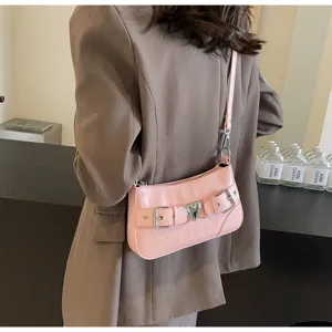 Sac épaule rose en cuir synthétique avec boucle cœur en métal et design rétro baguette élégant.
