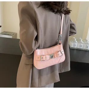 Sac bandoulière rose motif croco avec boucle cœur, design tendance et élégant pour femmes.