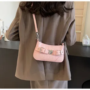 Chic sac à bandoulière rose pour femme, élégant sac à main tendance en cuir motif croco.