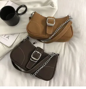 Borsa a spalla da donna elegante con fibbia vintage, cuciture a contrasto e catena in metallo.