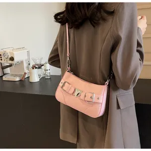 Sac bandoulière baguette rose motif crocodile chic avec boucle cœur style été femme.