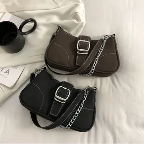 Borsa a tracolla alla moda da donna con catena in metallo e fibbia, dettaglio borsa elegante.