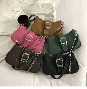 Borsa a spalla elegante da donna sotto braccio con fibbia in metallo e catena, multicolore.