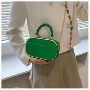 Sac bandoulière ovale vert avec chaîne, sac à main tendance pour femmes, petite pochette chic.