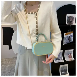 Sac a main mini structure vert clair tendance avec bandouliere chaine dores et poignee pour femme.