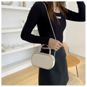 Sac à bandoulière chaîne femme élégant, sac boîte blanc en cuir PU avec détails dorés chic.