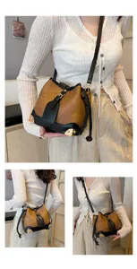 Detailansicht der modischen Damen Eimer Tasche, PU Leder Umhängetasche mit Metall Ecken.