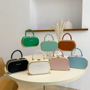 Petit Sac Bandoulière Cuir PU Femme Poignée Chaîne Tendance Sac à Main d'Épaule Tendance Rue Sac Boîte