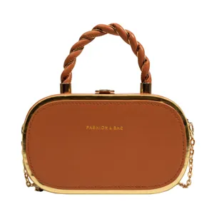Elégant sac à main marron en cuir PU avec chaîne dorée et cadre métallique pour femme.