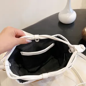 Schicke weiße Beuteltasche für Damen, elegante PU-Leder Umhängetasche mit Innentasche.