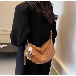 Stijlvolle effen vintage schoudertas met pluizige hanger, elegante damestas voor dagelijks gebruik