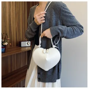 Borsa a tracolla bianca a forma di cuore, design dolce, borsa a mano elegante per donna quotidiana.