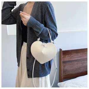 Borsa a tracolla bianca a forma di cuore, borsa crossbody in ecopelle alla moda con manico.