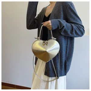 Borsa a tracolla metallica argentata a forma di cuore da donna, design alla moda.