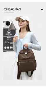 Vue détaillée du sac à dos décontracté en nylon marron pour femmes, doté d'un tissu durable.