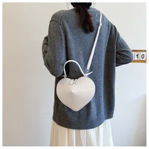 Borsa a tracolla a cuore bianca lucida, elegante borsa a mano in pelle da donna.