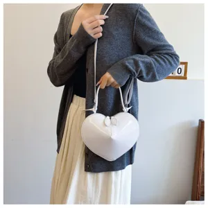 Borsa a tracolla chic in pelle verniciata bianca a forma di cuore per donne, borsa elegante.