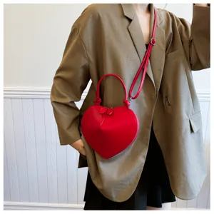 Borsa a mano rossa a forma di cuore borsa a tracolla in pelle PU lucida dettaglio donna.