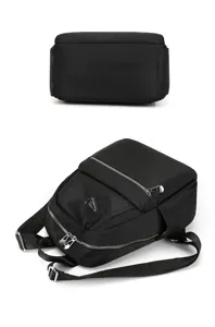 Vue détail sac à dos nylon noir, design multi-poches, fermetures éclair métalliques, usage quotidien.
