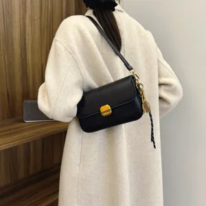 Sac à Bandoulière Noir en Cuir PU Rétro Sac Aisselle Femme avec Boucle Dorée et Charme Tennis
