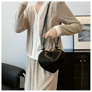 Chic borsa a tracolla cuore nero lucido, elegante borsa da donna con cinturino fine.