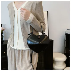 Borsa a mano da donna a forma di cuore in pelle verniciata nera, elegante borsa a tracolla.