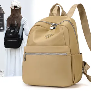 Sac à dos en nylon pour femme, grand sac de voyage décontracté avec poches avant pour usage quotidien.