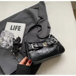 Sac à épaule noir effet croco avec boucles doubles et charm cœur pour femmes élégantes et chic.