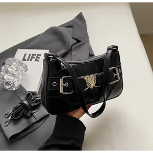 Sac à épaule en faux cuir noir avec boucle de cœur en métal chic et design élégant.